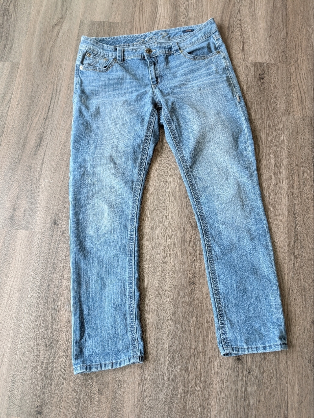 Silver Jeans Women's Straight Leg Jeans in Light Blue Wash